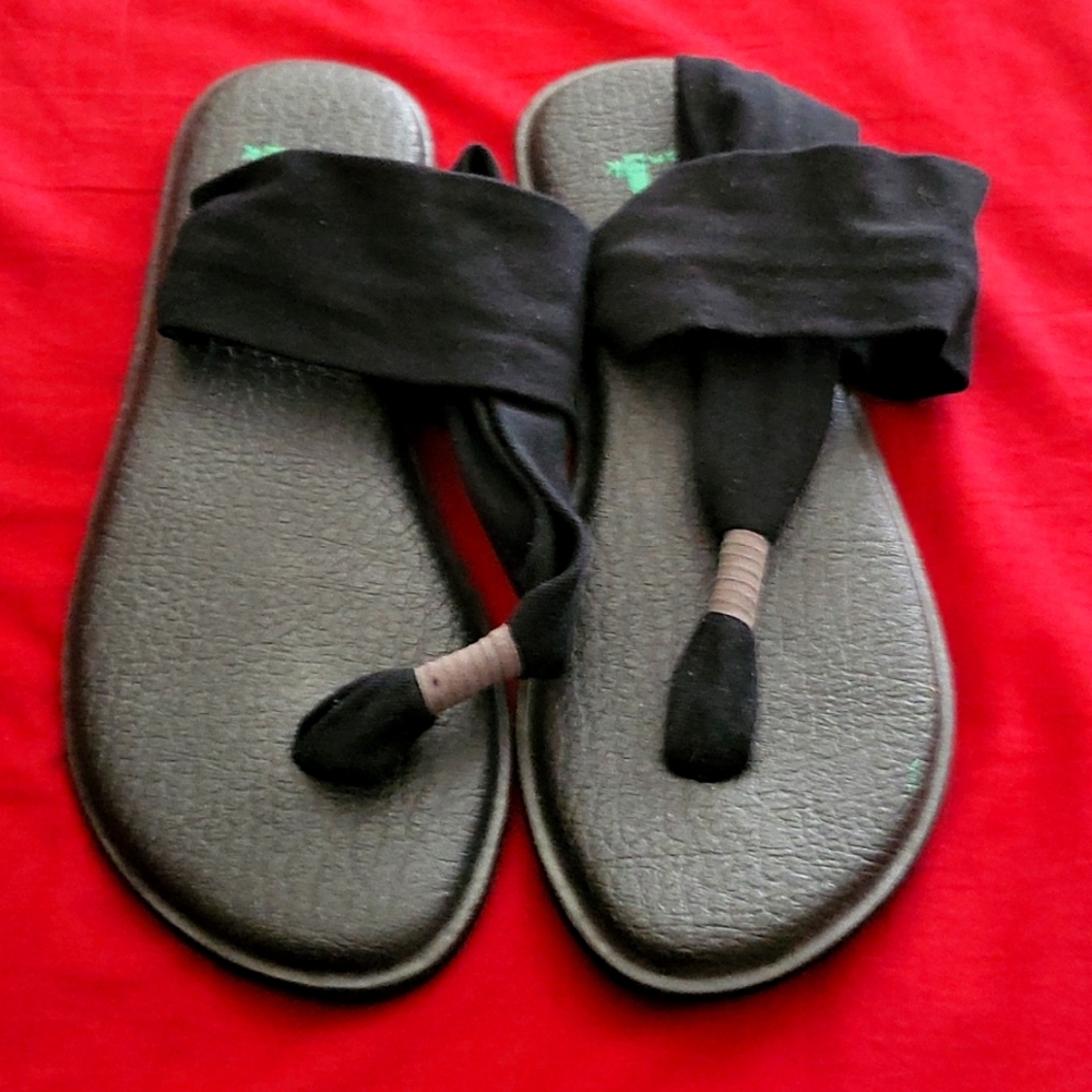 Sanuk black  sling back sandals